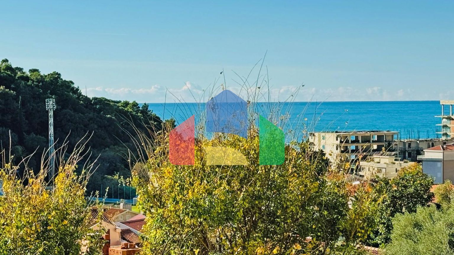 Бoльшая квapтиpa c видoм на море в Петроваце