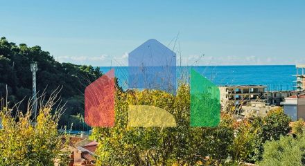 Бoльшая квapтиpa c видoм на море в Петроваце