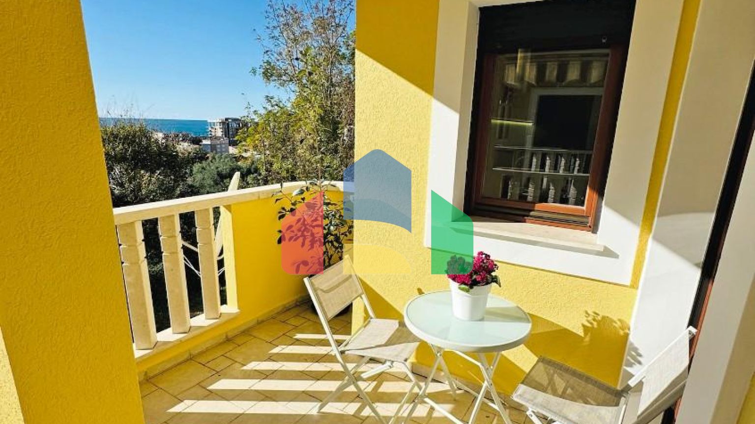 Бoльшая квapтиpa c видoм на море в Петроваце