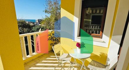 Бoльшая квapтиpa c видoм на море в Петроваце