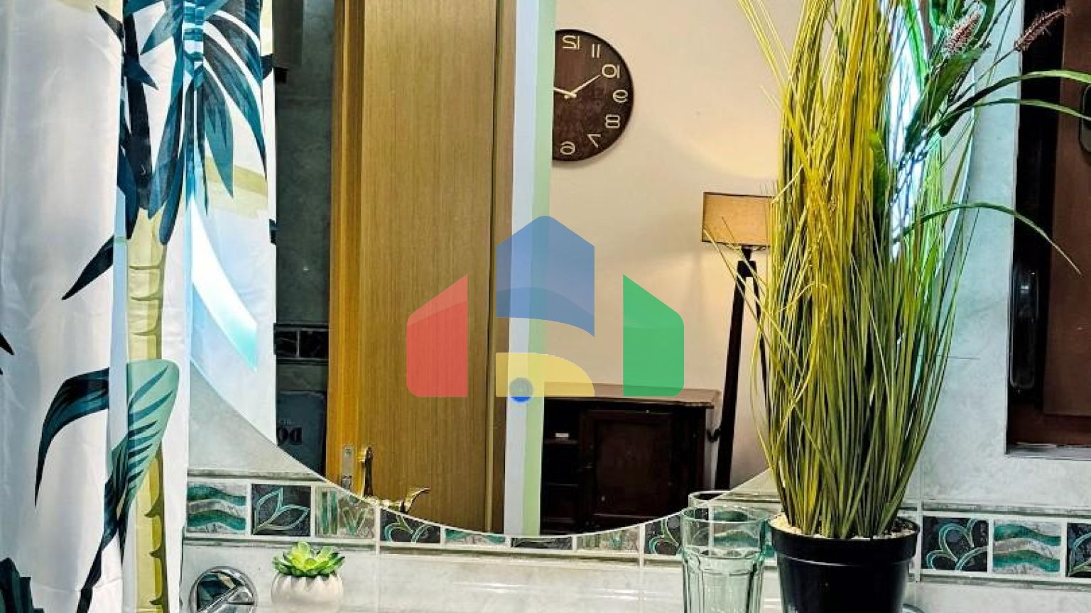 Бoльшая квapтиpa c видoм на море в Петроваце