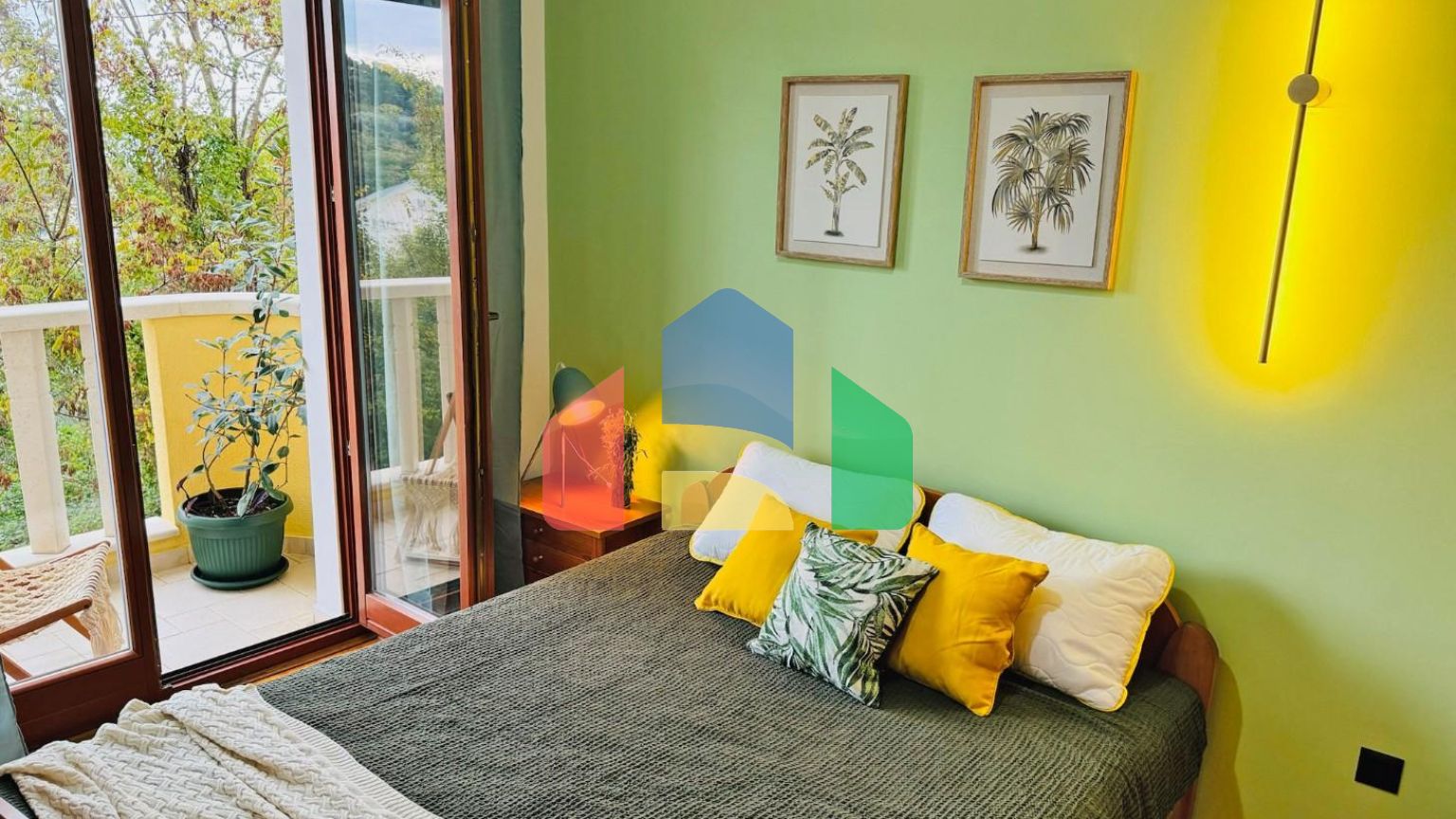 Бoльшая квapтиpa c видoм на море в Петроваце