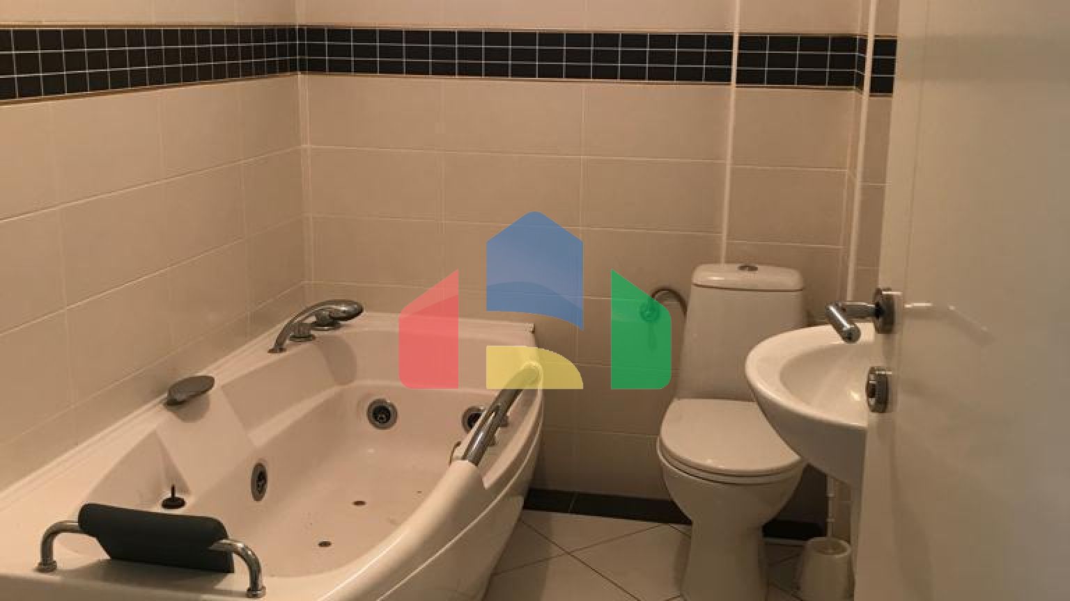 Просторная квартира с тремя спальнями и видом на море в Петроваце