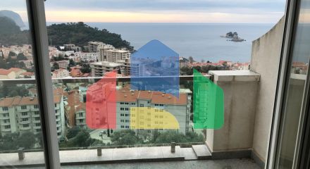 Просторная квартира с тремя спальнями и видом на море в Петроваце