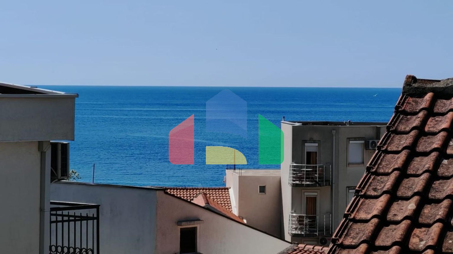 Петровац. Квартира с 2 спальнями рядом с морем, 260.000 €