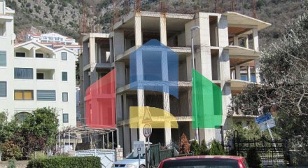 Urbanized plot with an unfinished residential building in Petrovac