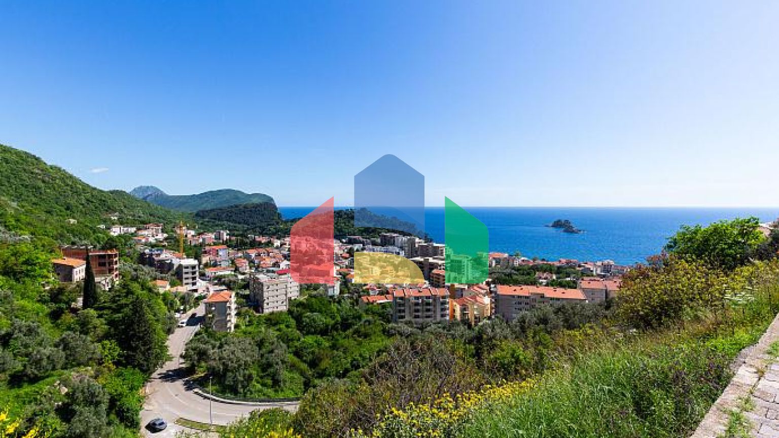 Трехкомнатная квартира в Петровце с видом на море