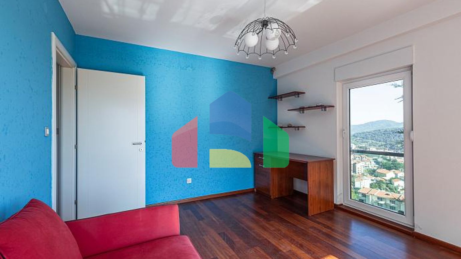 Трехкомнатная квартира в Петровце с видом на море