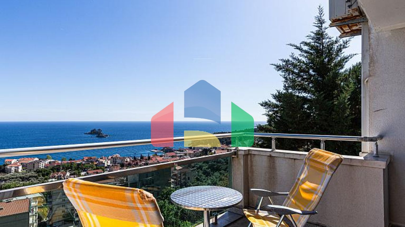 Трехкомнатная квартира в Петровце с видом на море