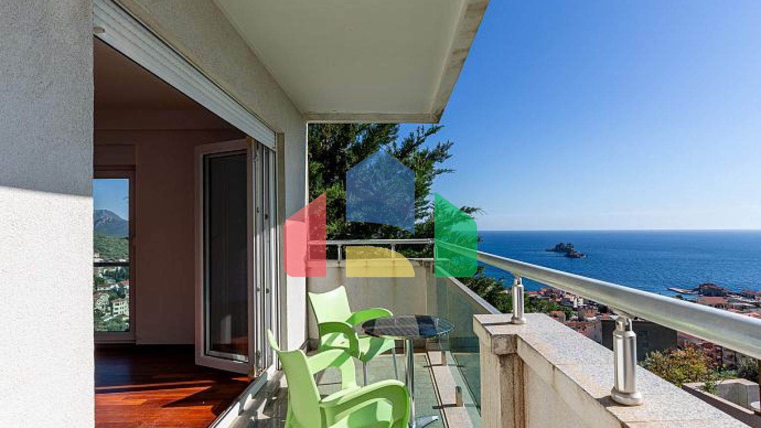 Трехкомнатная квартира в Петровце с видом на море