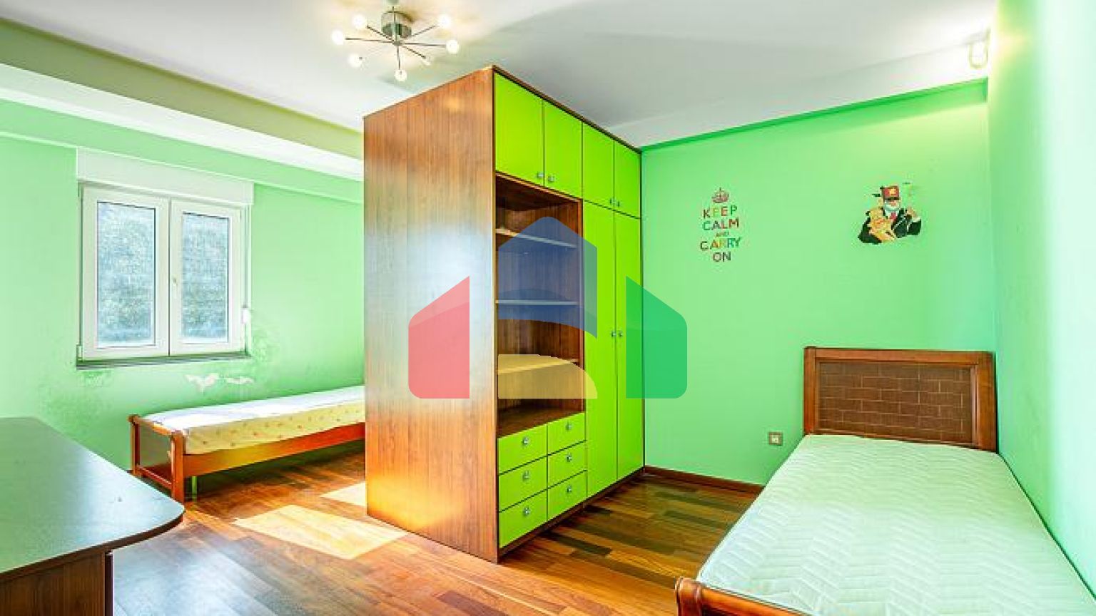 Трехкомнатная квартира в Петровце с видом на море