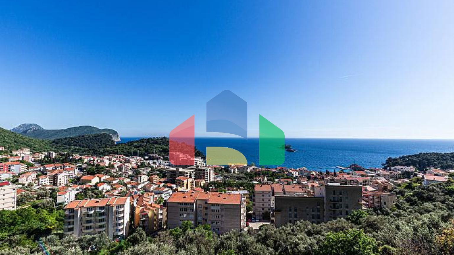 Трехкомнатная квартира в Петровце с видом на море