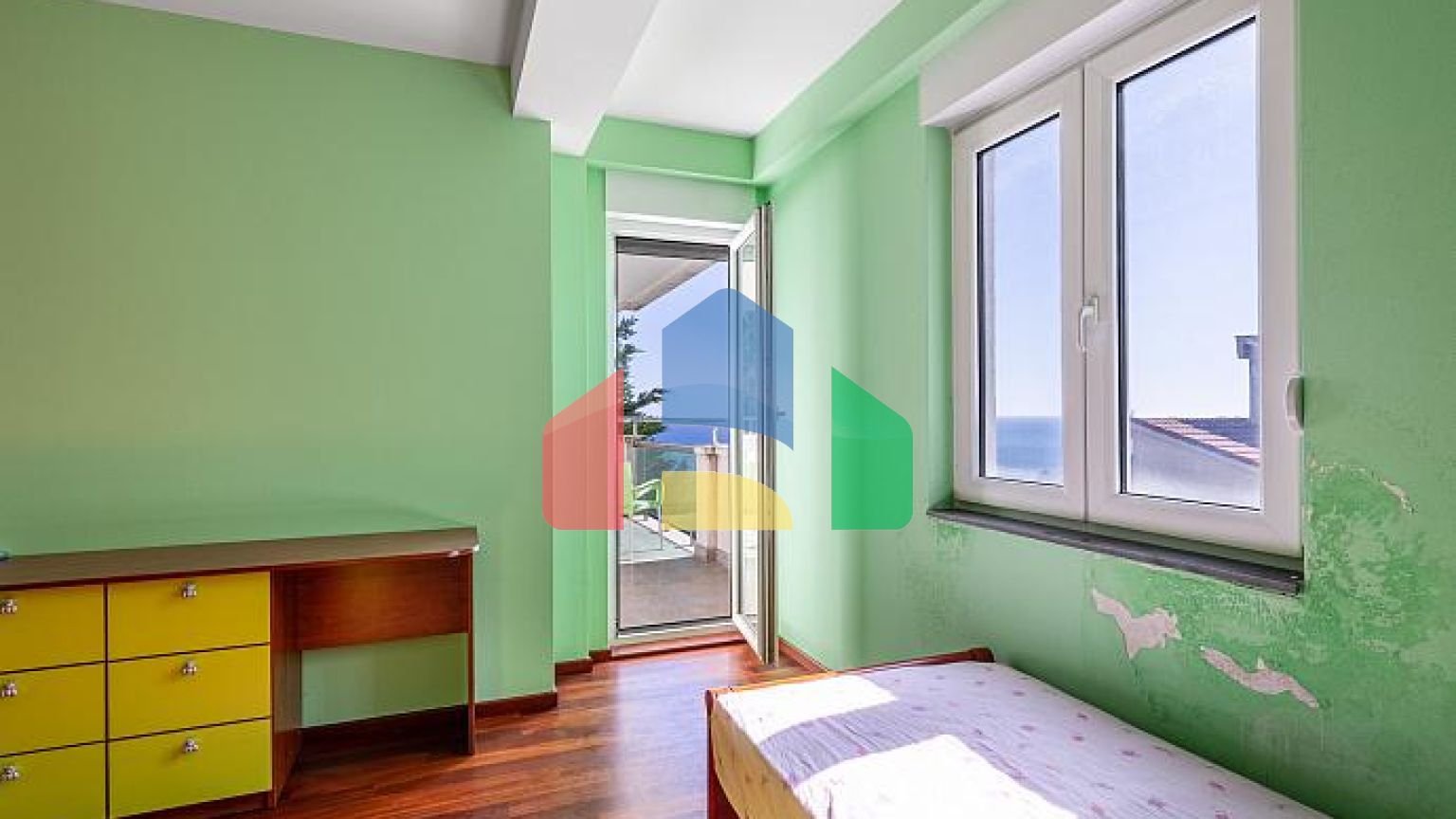 Трехкомнатная квартира в Петровце с видом на море