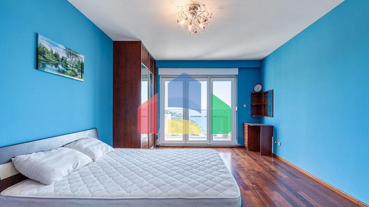 Трехкомнатная квартира в Петровце с видом на море