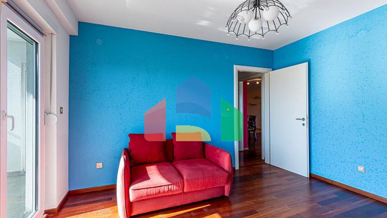 Трехкомнатная квартира в Петровце с видом на море