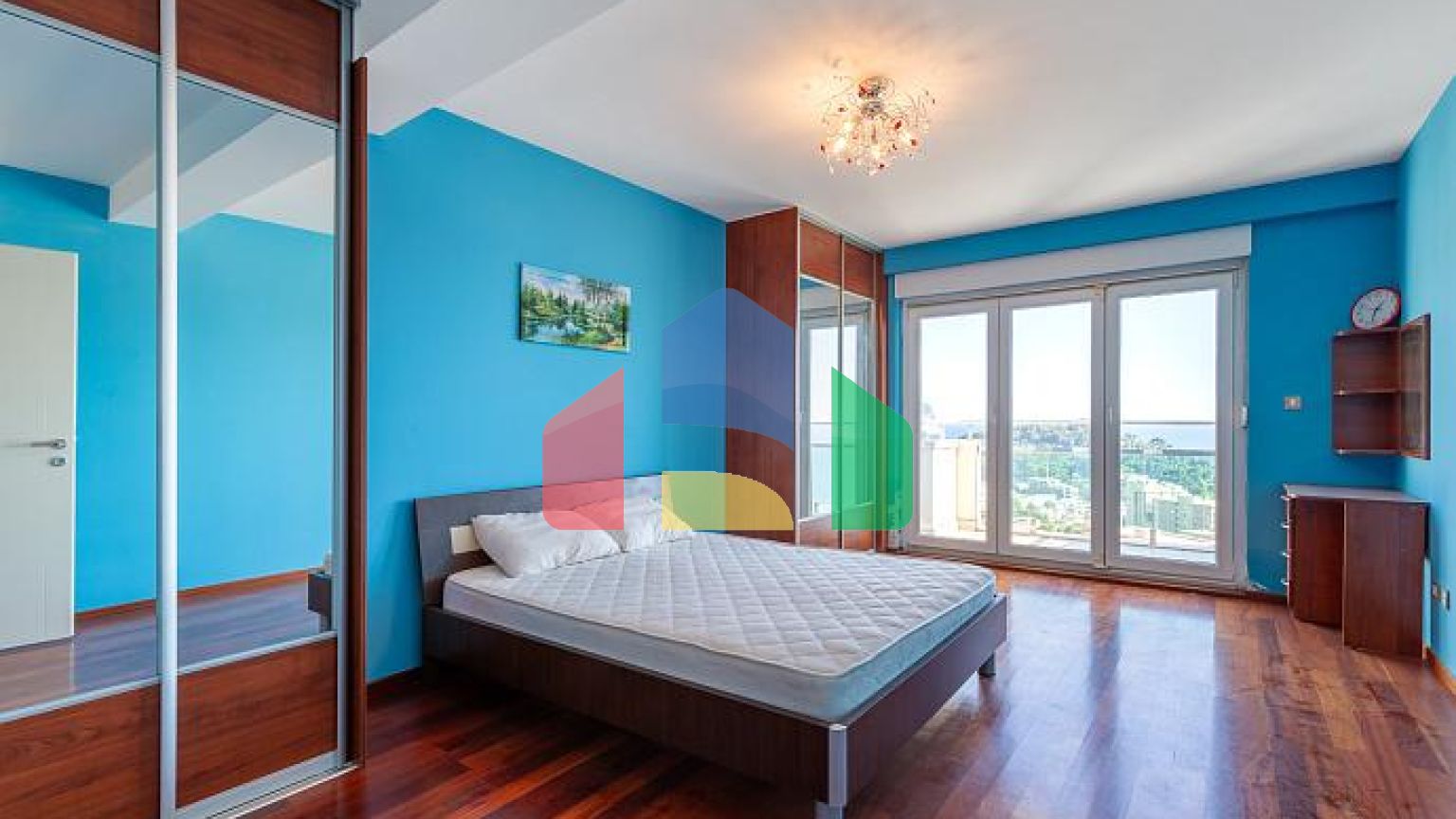 Трехкомнатная квартира в Петровце с видом на море