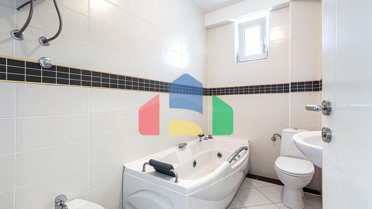 Трехкомнатная квартира в Петровце с видом на море