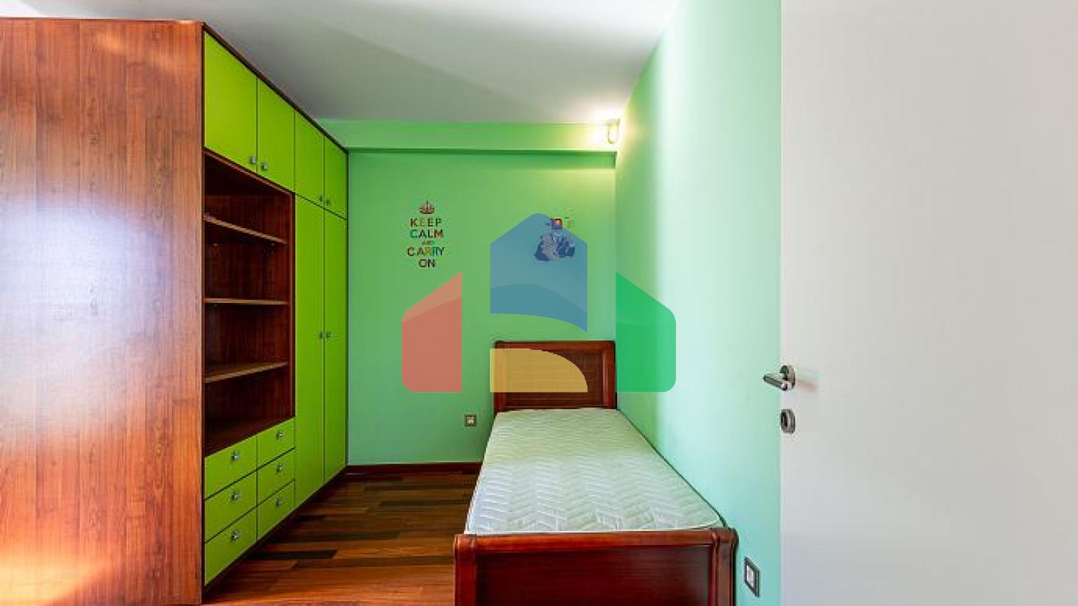 Трехкомнатная квартира в Петровце с видом на море