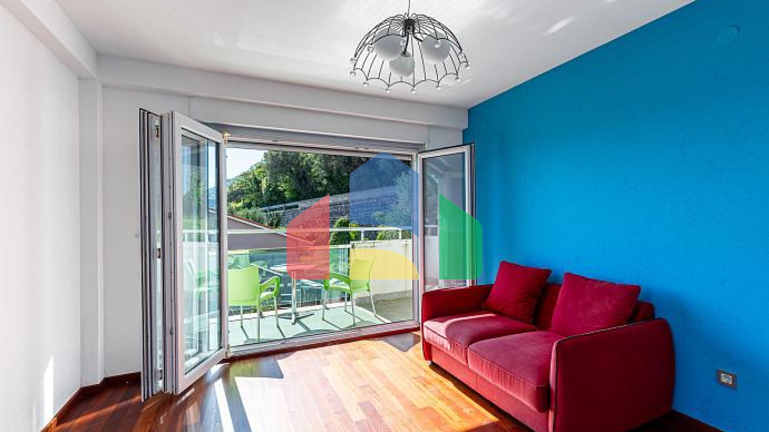 Трехкомнатная квартира в Петровце с видом на море