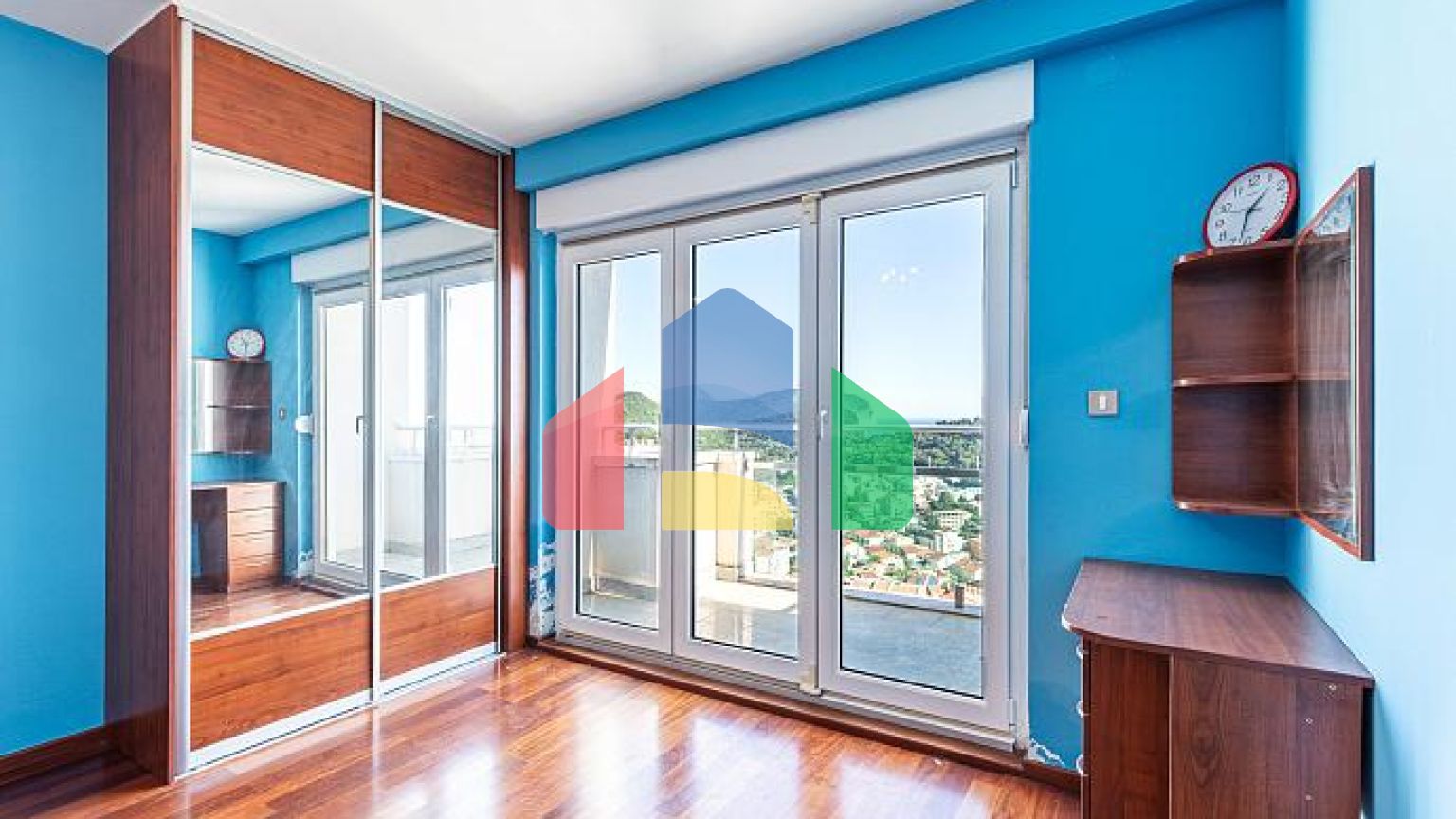 Трехкомнатная квартира в Петровце с видом на море