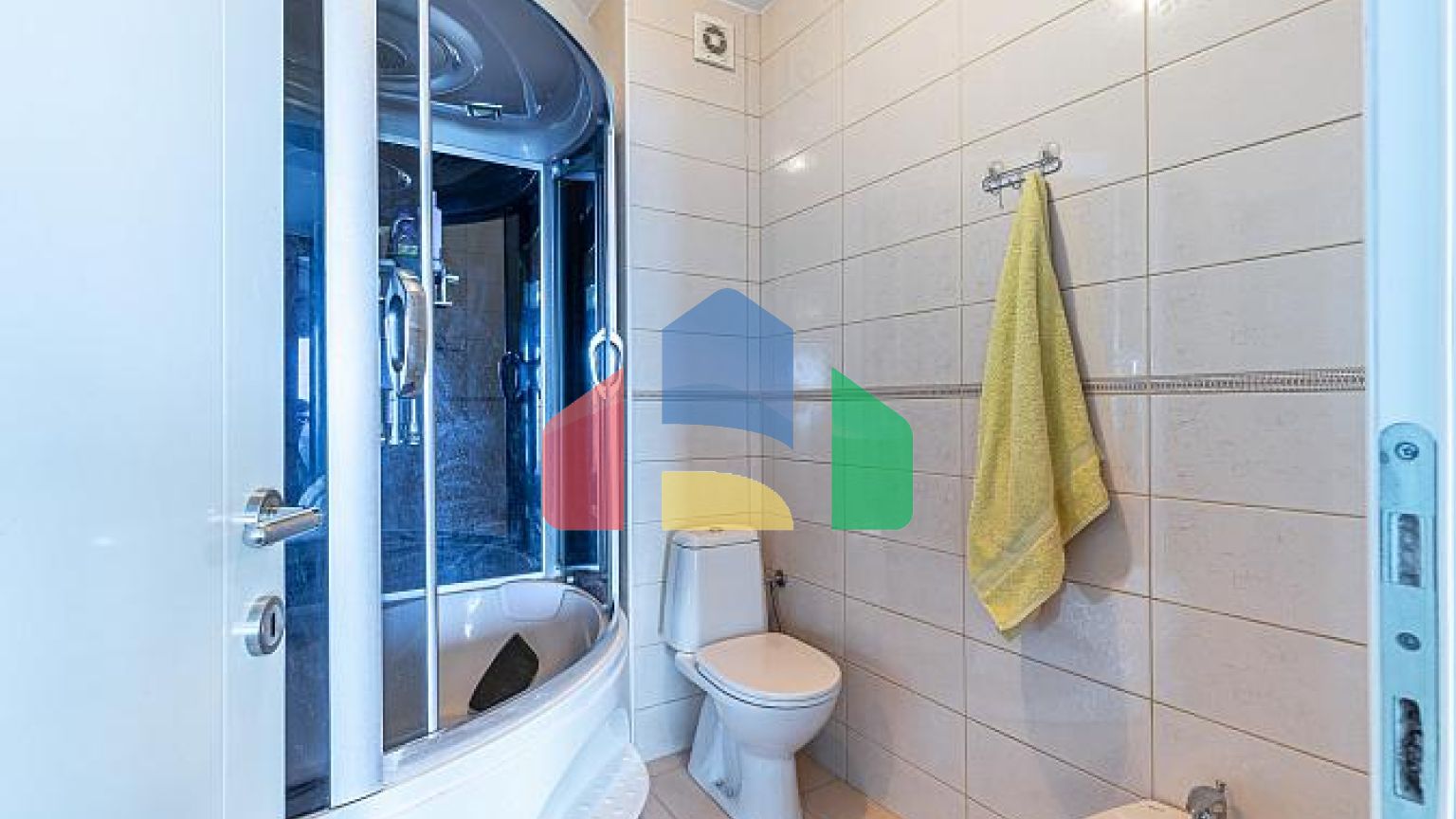 Трехкомнатная квартира в Петровце с видом на море