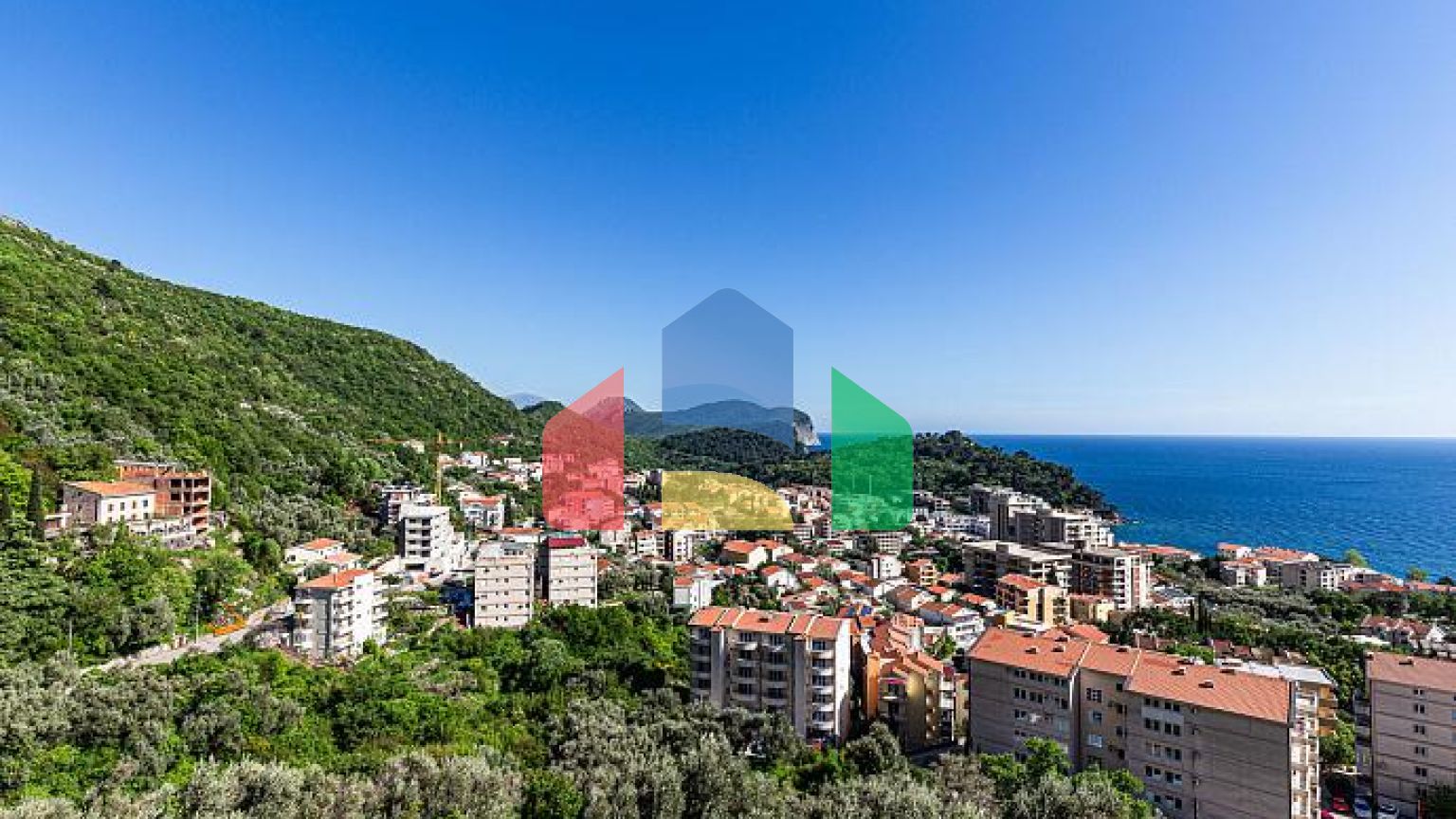 Трехкомнатная квартира в Петровце с видом на море