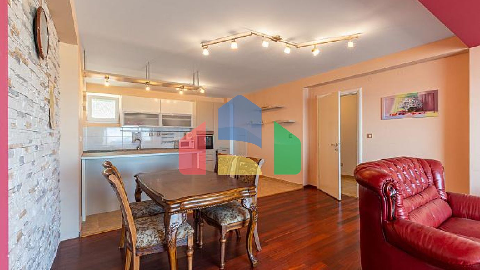 Трехкомнатная квартира в Петровце с видом на море