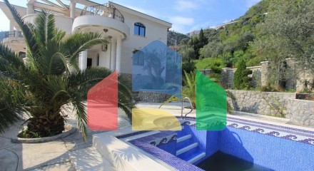 Villa with pool in Petrovac