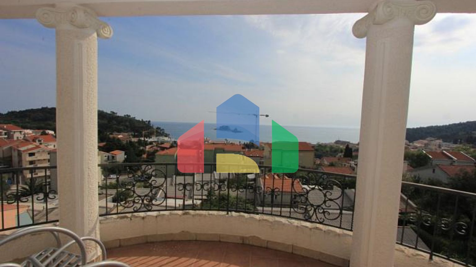 Светлая вилла с бассейном в Петроваце