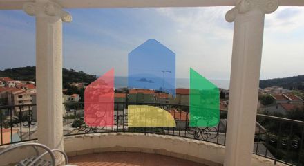 Светлая вилла с бассейном в Петроваце