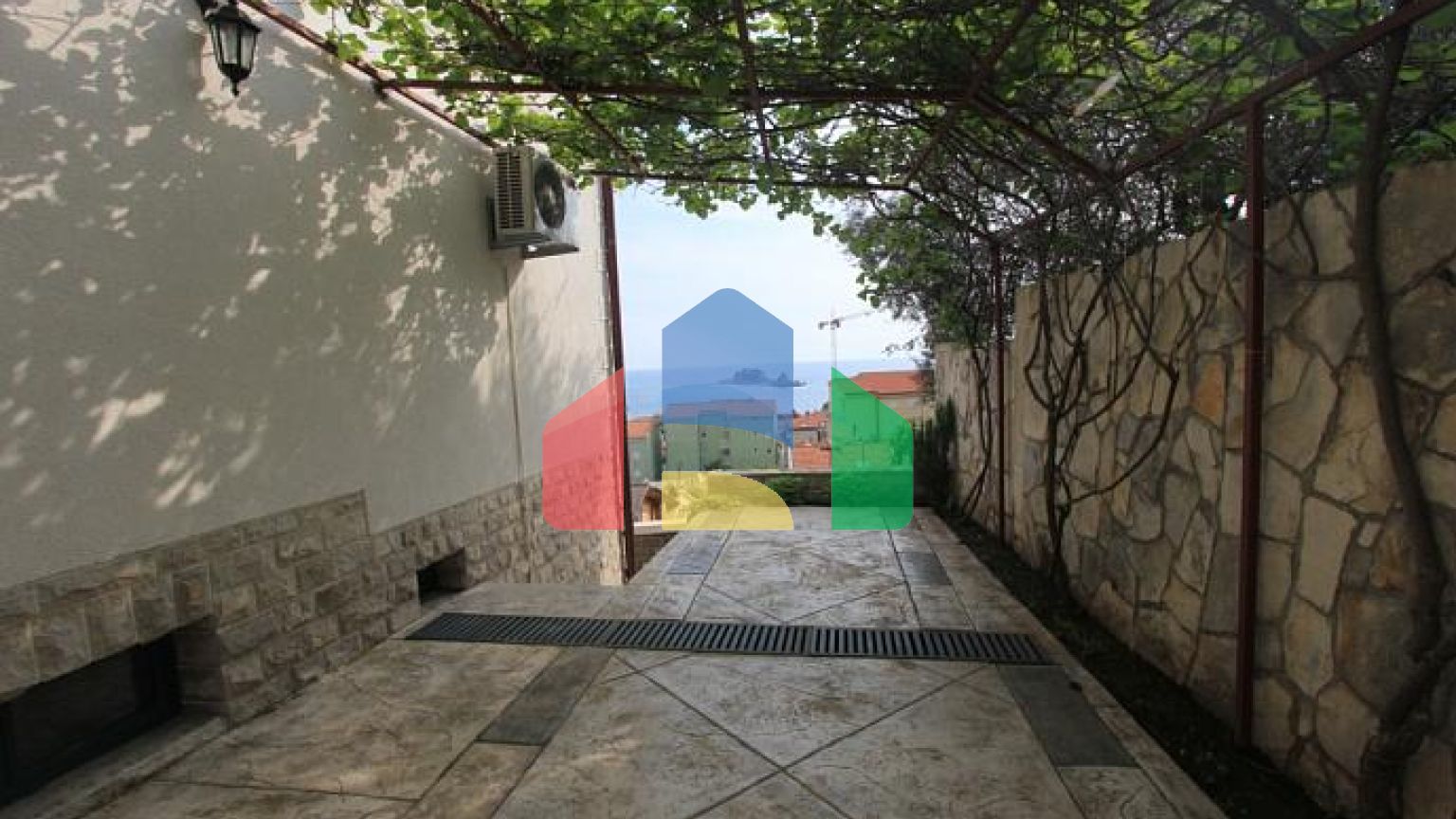 Светлая вилла с бассейном в Петроваце