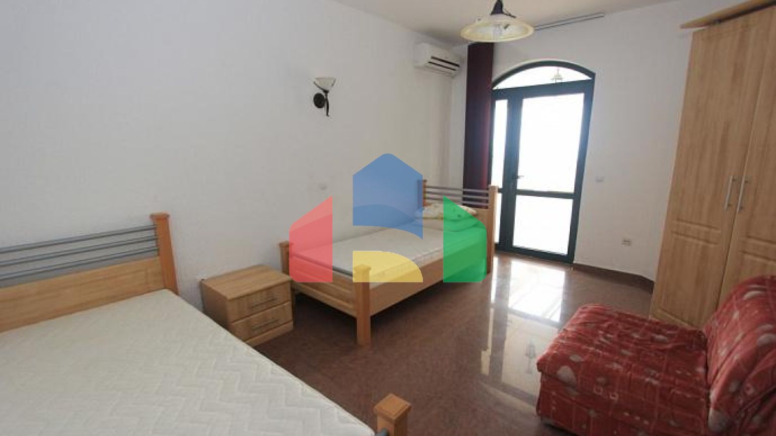 Светлая вилла с бассейном в Петроваце