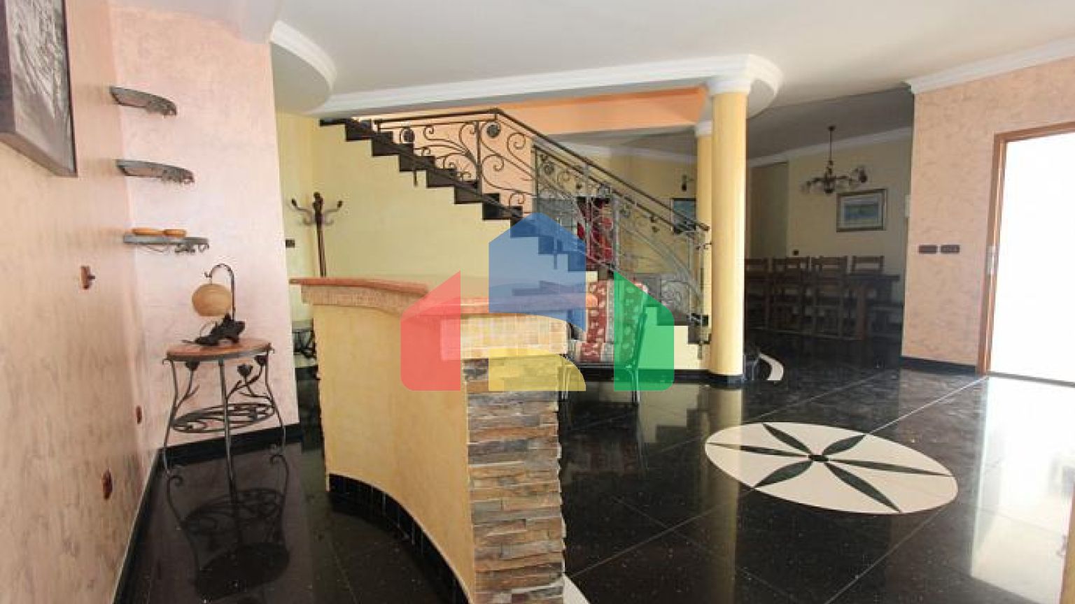 Светлая вилла с бассейном в Петроваце