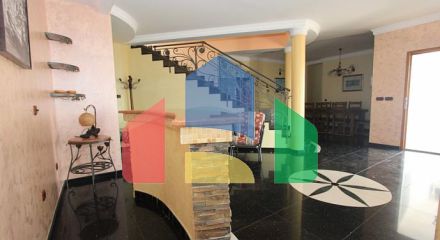 Светлая вилла с бассейном в Петроваце