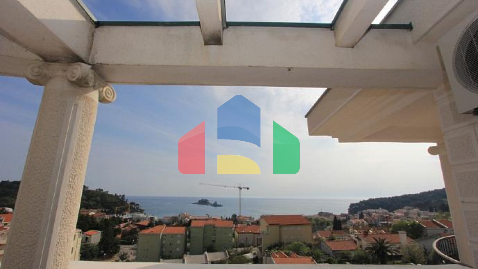 Светлая вилла с бассейном в Петроваце