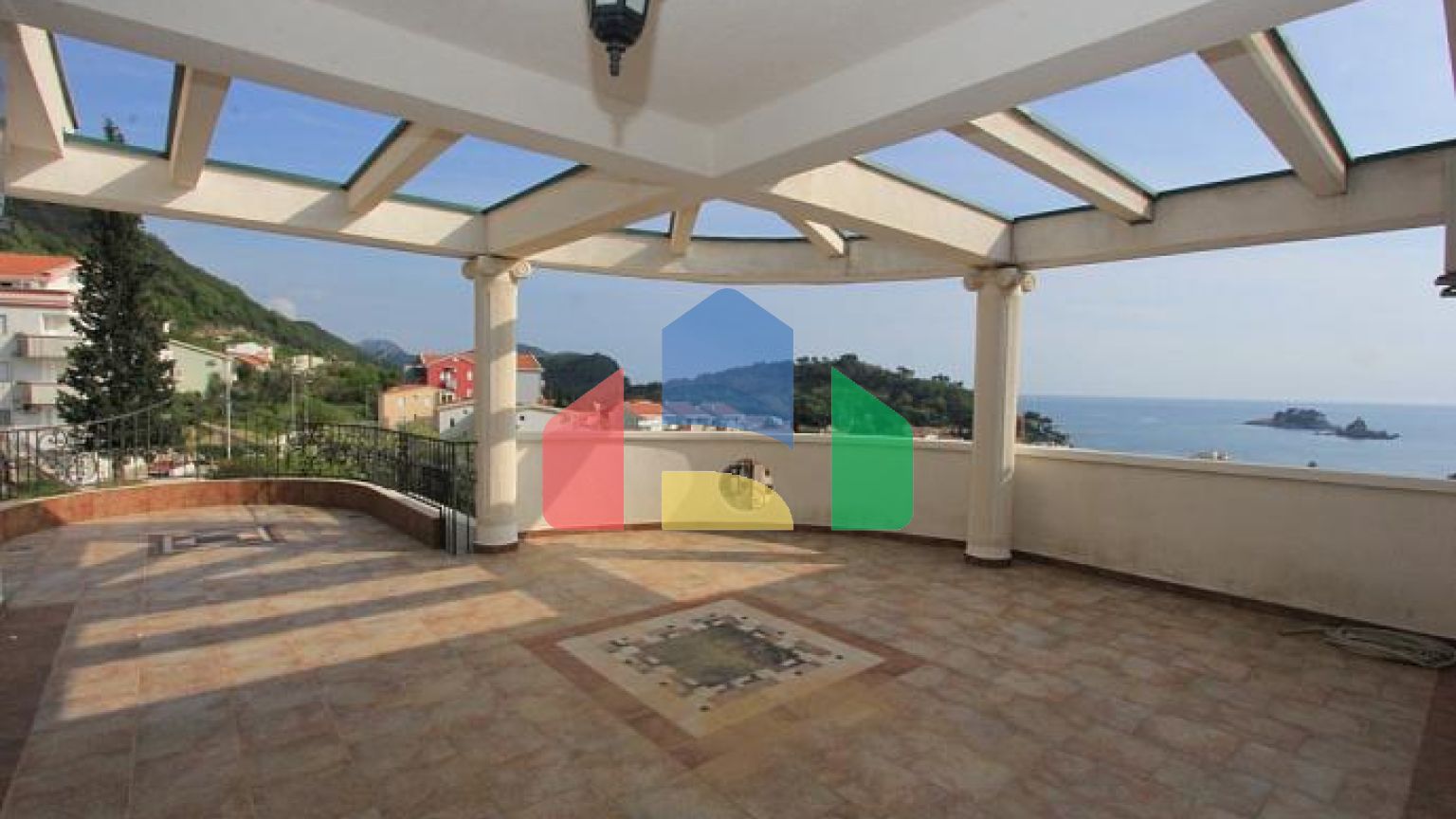 Светлая вилла с бассейном в Петроваце