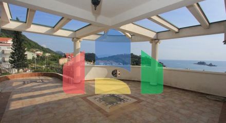 Светлая вилла с бассейном в Петроваце