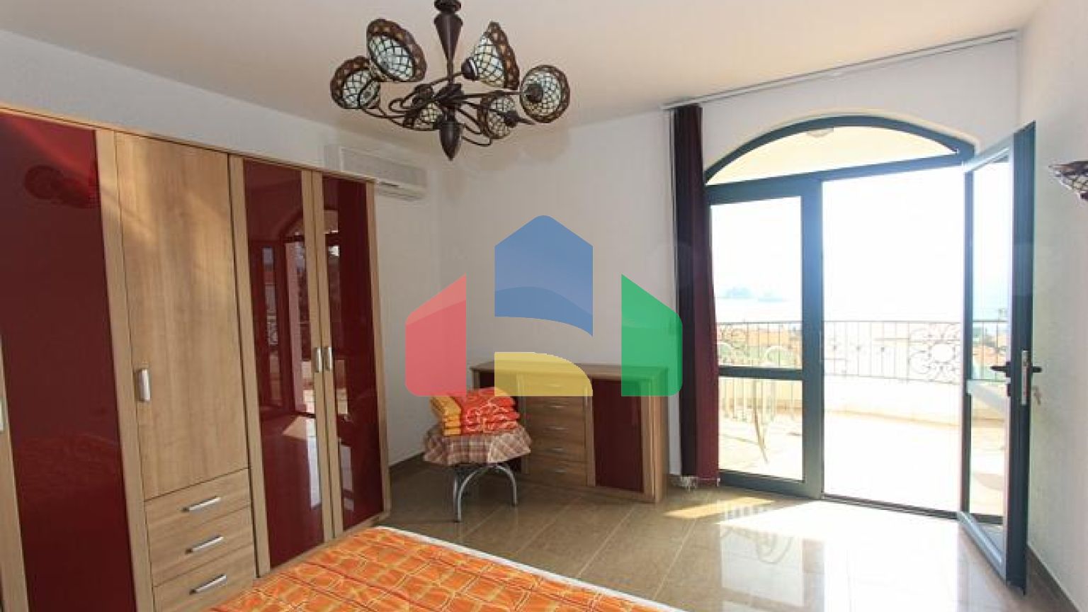 Светлая вилла с бассейном в Петроваце