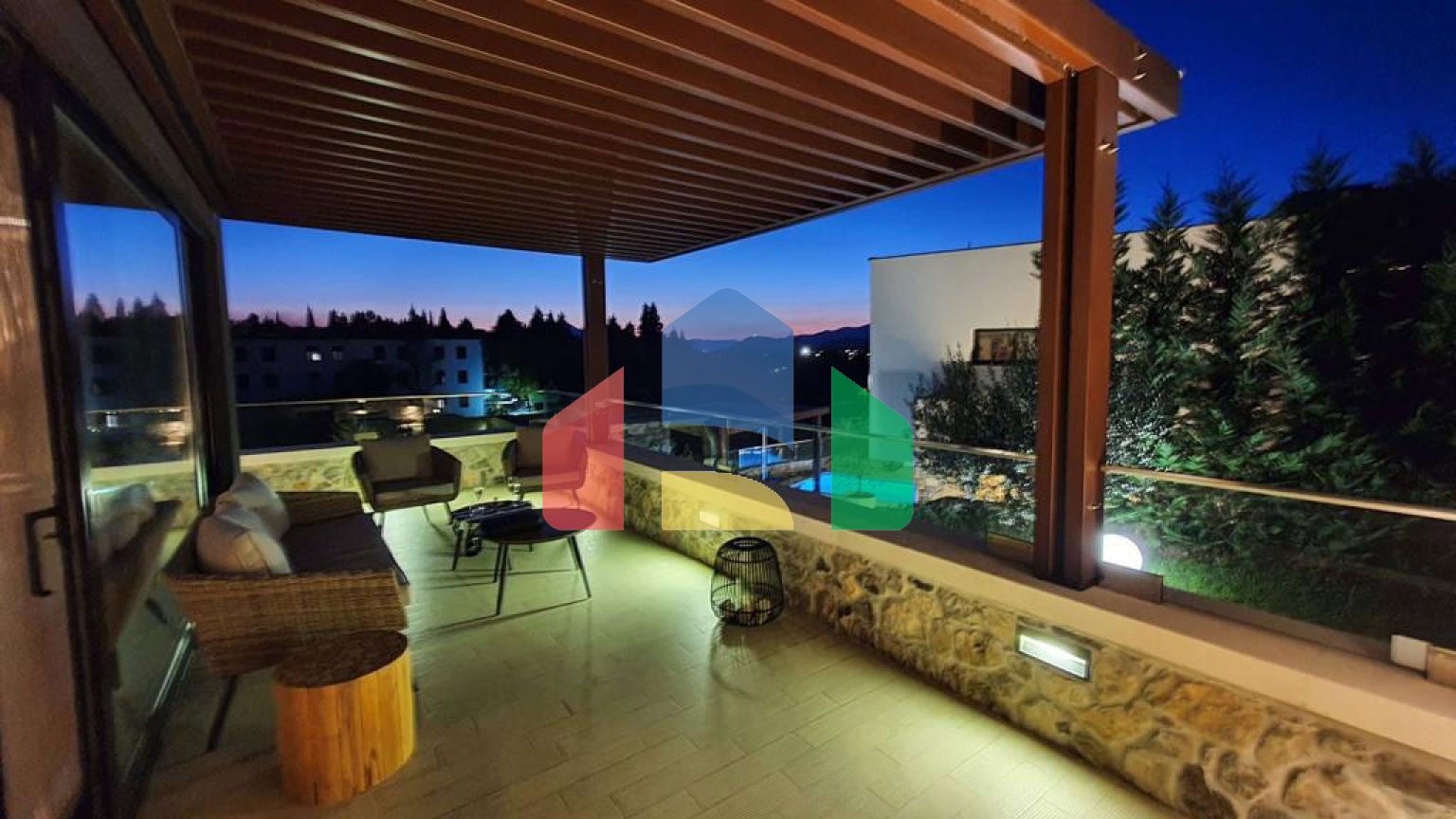 Современная вилла с бассейном и двором в Подгорице