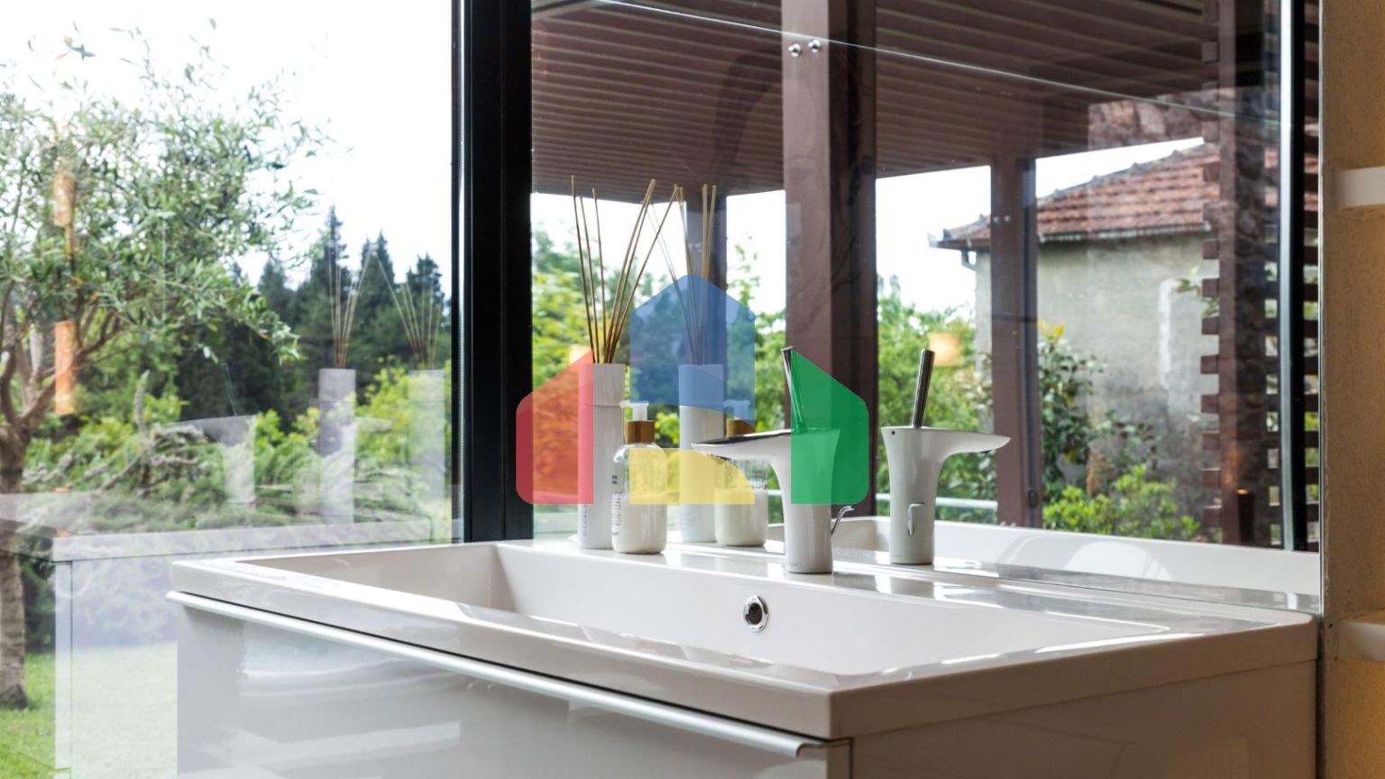 Современная вилла с бассейном и двором в Подгорице