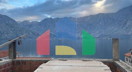 Недостроенный дом  на два таунхауса в Прчань  с  проектом.