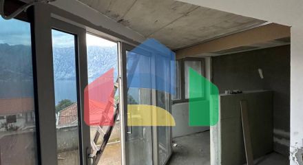 Недостроенный дом  на два таунхауса в Прчань  с  проектом.