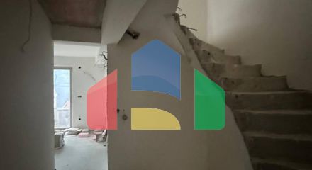 Недостроенный дом  на два таунхауса в Прчань  с  проектом.