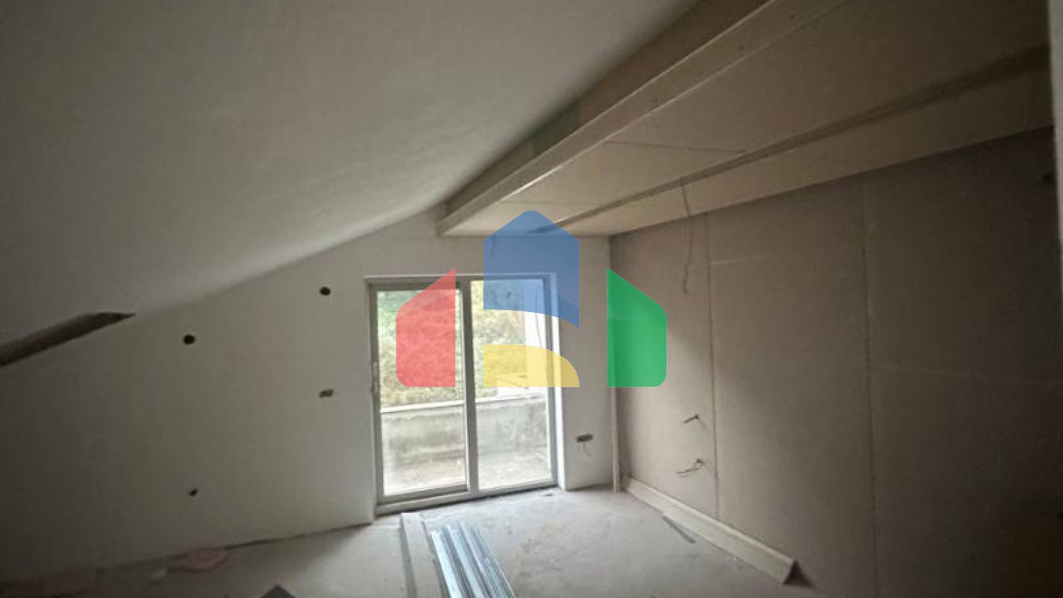 Недостроенный дом  на два таунхауса в Прчань  с  проектом.