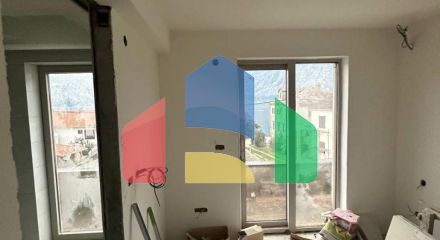 Недостроенный дом на два таунхауса в Прчань с проектом. Недостроенный дом на два таунхауса в Прчань с проектом.