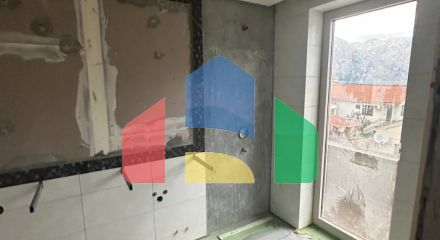 Недостроенный дом на два таунхауса в Прчань с проектом. Недостроенный дом на два таунхауса в Прчань с проектом.