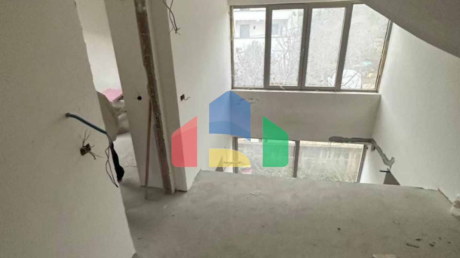 Недостроенный дом  на два таунхауса в Прчань  с  проектом.