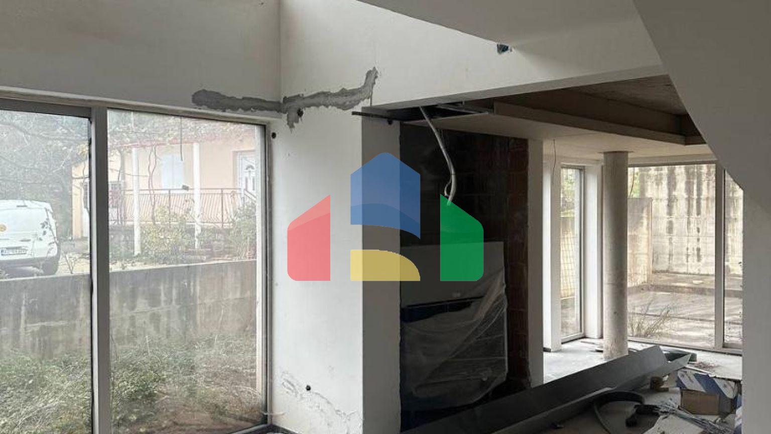 Недостроенный дом  на два таунхауса в Прчань  с  проектом.