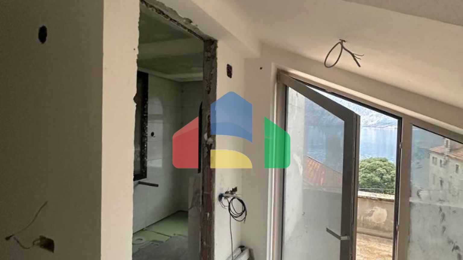 Недостроенный дом  на два таунхауса в Прчань  с  проектом.