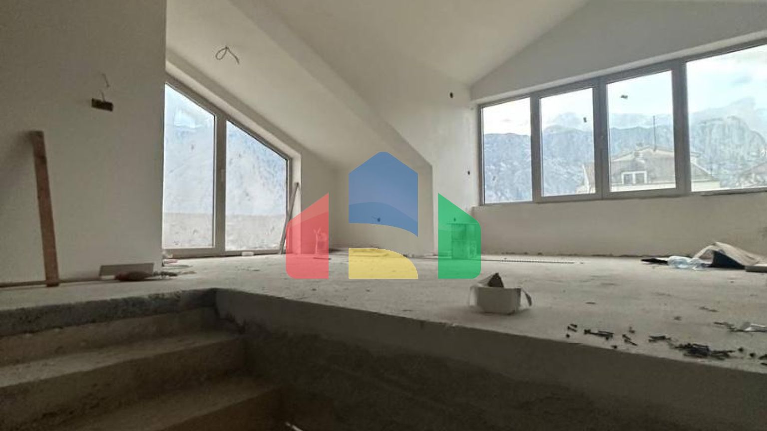 Недостроенный дом  на два таунхауса в Прчань  с  проектом.